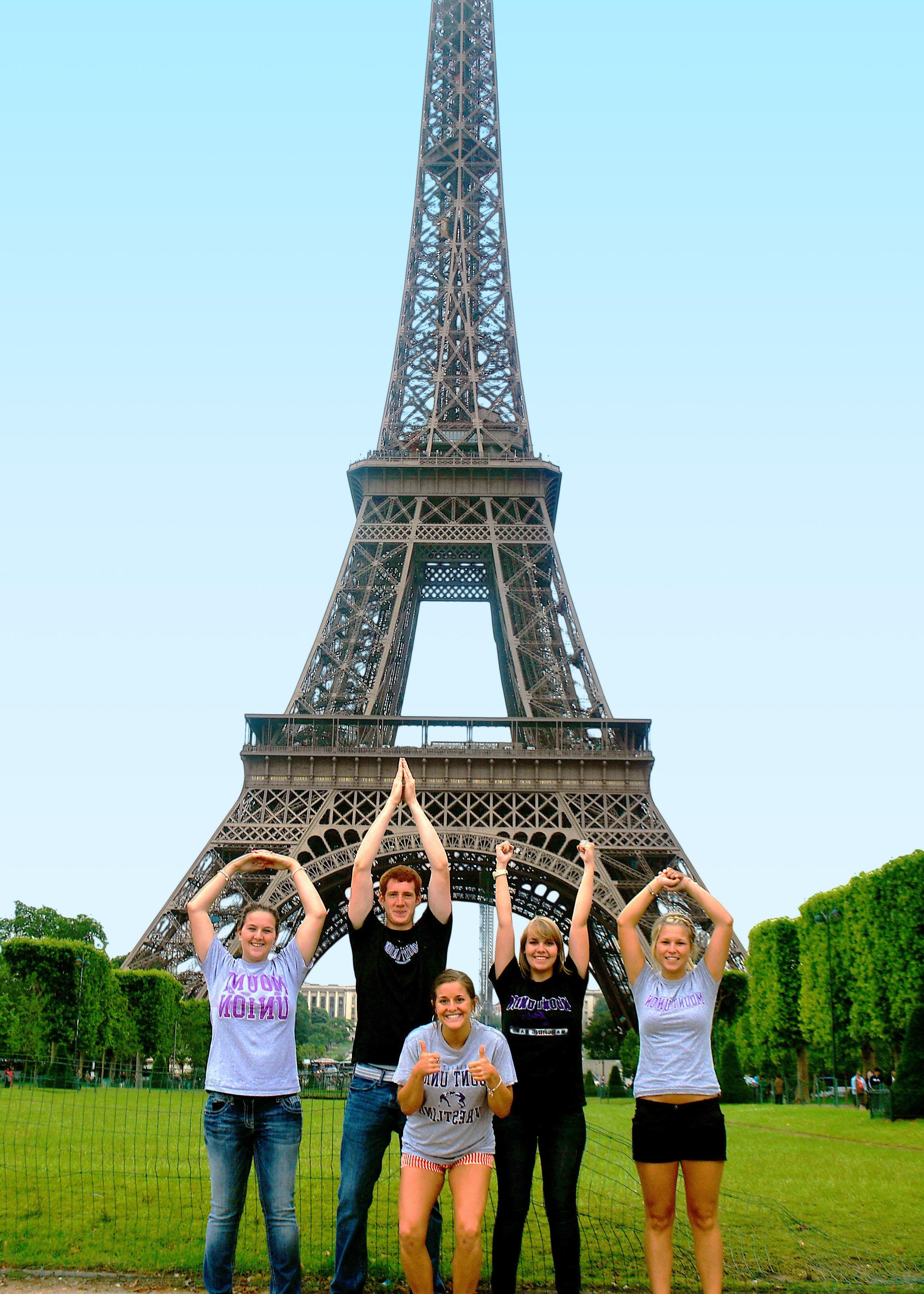 Students in front of Eiffel Tower