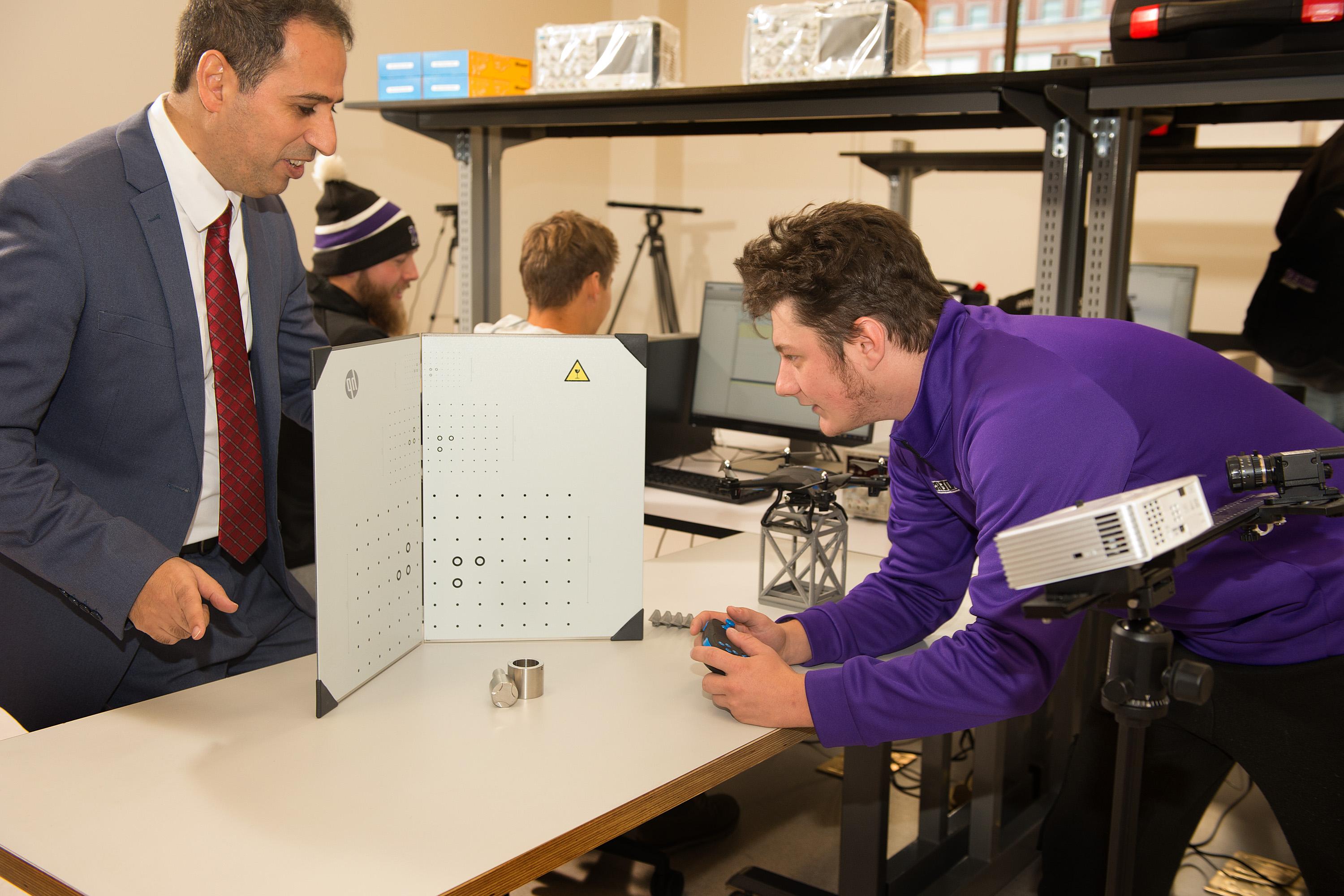Mount Union biology faculty member in the lab with students